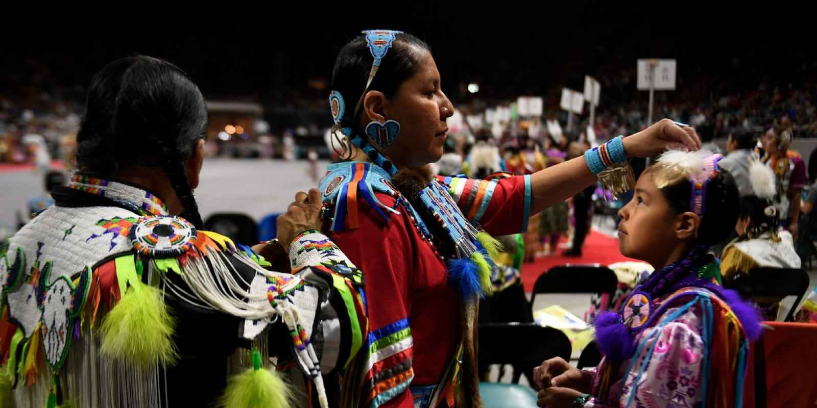 Image of a crowd of Indigenous folks